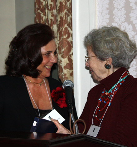 Judith S. Schachter átadja a Ferenczi Egyesület Mary Sigourney-díját Mészáros Juditnak, az egyesület elnökének, New York, 2009